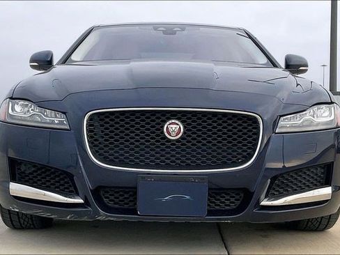 Used 2019 Jaguar XF Prestige image 2