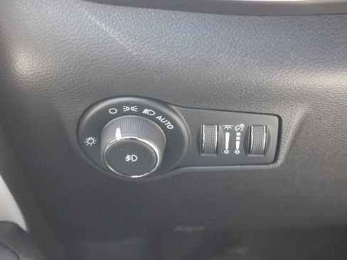 Used 2024 Jeep Compass Limited image 17