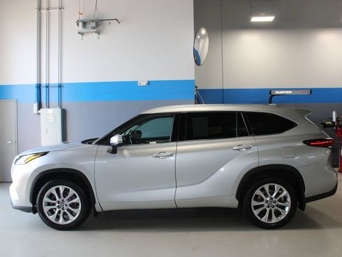 Used 2021 Toyota Highlander Limited AWD/4WD image 11