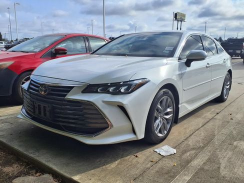 Used 2019 Toyota Avalon XLE FWD image 3