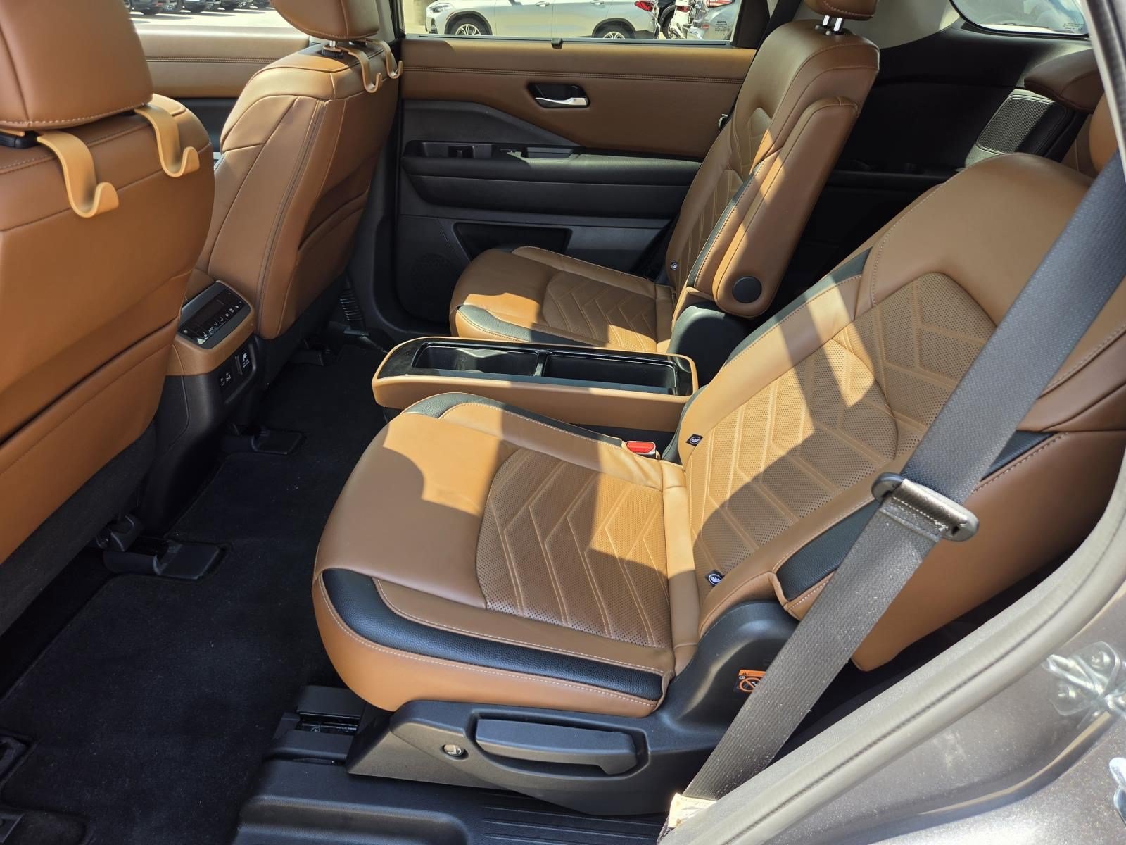 Used 2024 Nissan Pathfinder Platinum FWD image 18