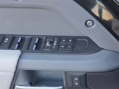 Used 2025 Land Rover Defender 110 S image 26