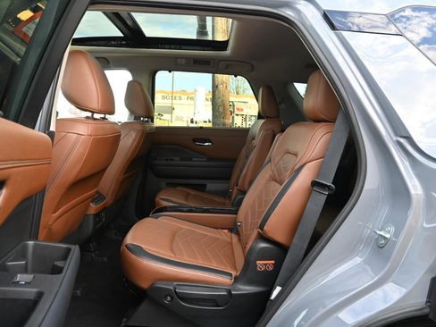 Used 2023 Nissan Pathfinder Platinum AWD/4WD image 17