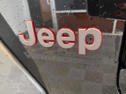 Used 2024 Jeep Wrangler Unlimited Rubicon w/ Technology Group image 10