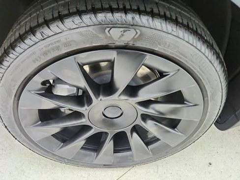 Used 2024 Tesla Model Y Long Range image 56