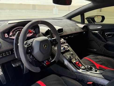 Used 2018 Lamborghini Huracan Performante AWD/4WD image 13