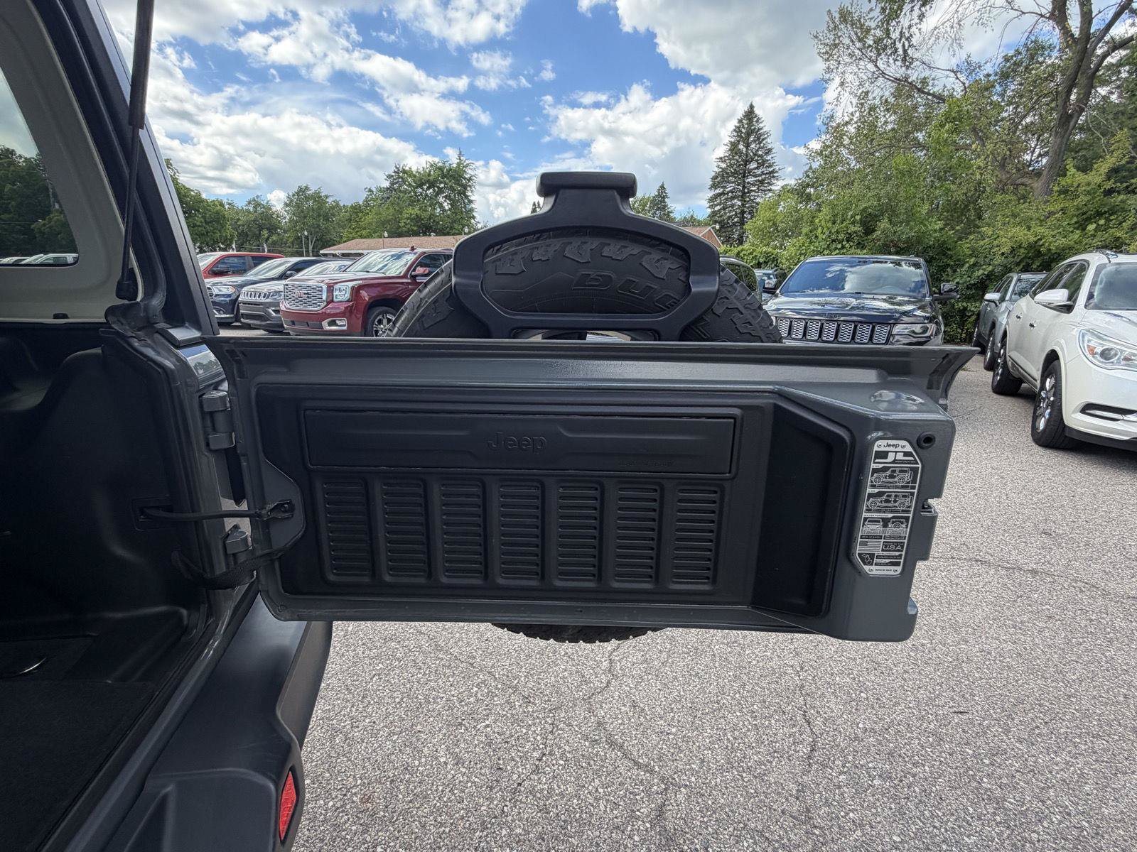 Used 2019 Jeep Wrangler Unlimited Sahara AWD/4WD image 28