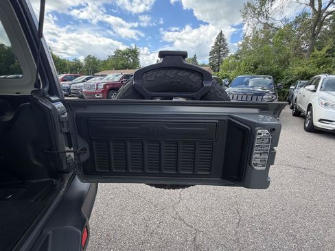 Used 2019 Jeep Wrangler Unlimited Sahara AWD/4WD image 28