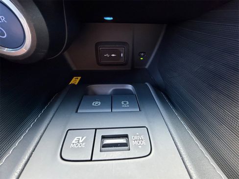 Used 2021 Toyota Venza XLE image 30