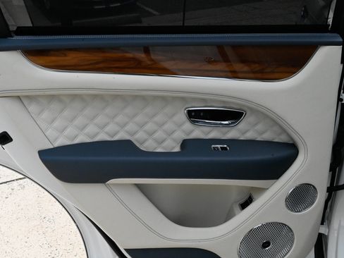 Used 2023 Bentley Bentayga AWD/4WD image 41