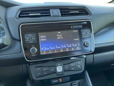 Used 2018 Nissan Leaf SV w/ SV Technology Package image 12