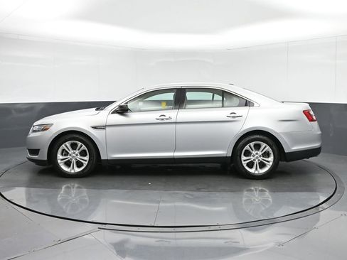 Used 2017 Ford Taurus SE image 4