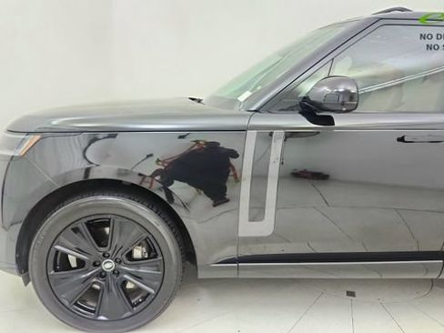 Used 2024 Land Rover Range Rover SE AWD/4WD image 9