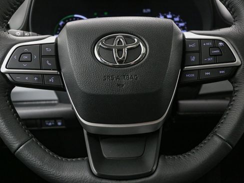 Used 2025 Toyota Sienna XLE image 34