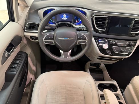 Used 2018 Chrysler Pacifica Touring Plus FWD image 28