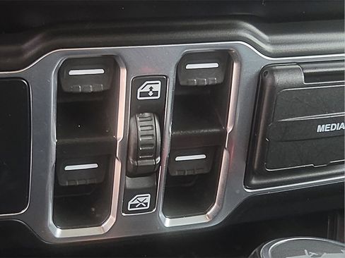 Used 2022 Jeep Wrangler Unlimited Sahara image 19