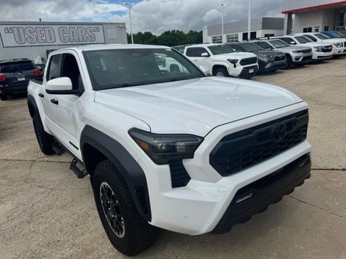 Used 2024 Toyota Tacoma TRD Off-Road AWD/4WD image 4