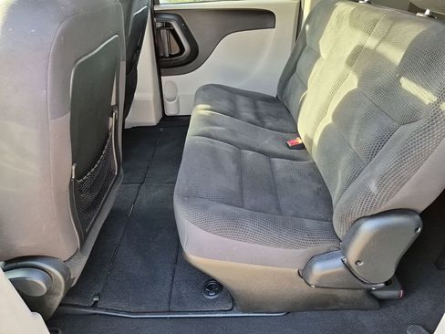Used 2018 Dodge Grand Caravan SE w/ UConnect Hands-Free Group image 19