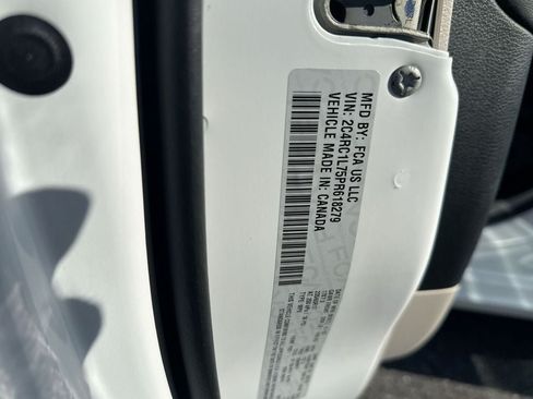 Used 2023 Chrysler Pacifica Touring-L FWD image 33