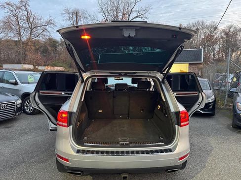 Used 2014 Volkswagen Touareg TDI image 12