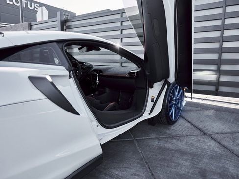 Used 2023 McLaren Artura RWD image 33