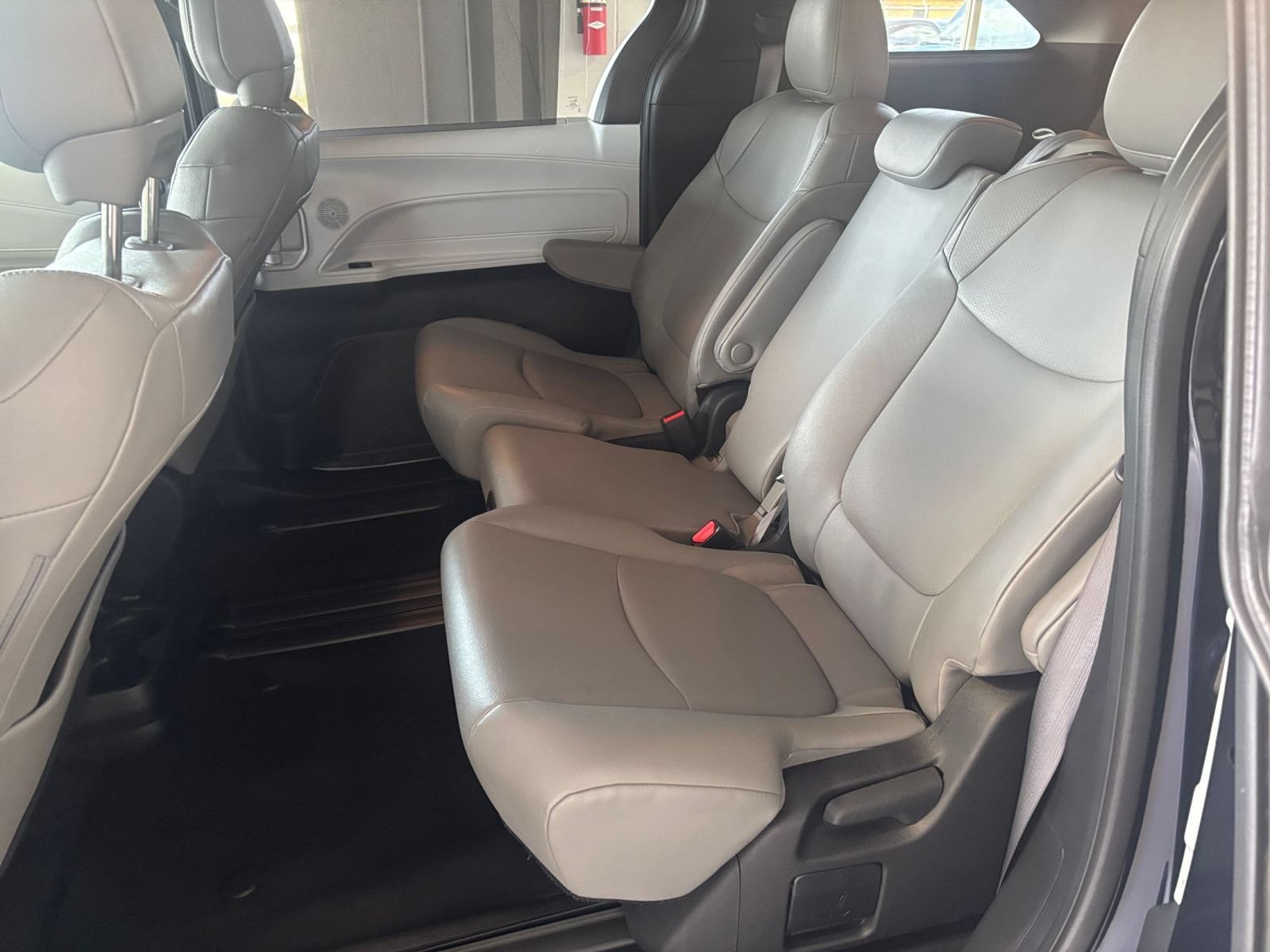Used 2025 Toyota Sienna XLE FWD image 26