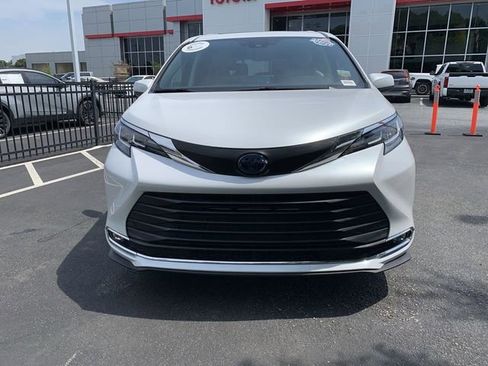 Certified 2022 Toyota Sienna XLE FWD image 3