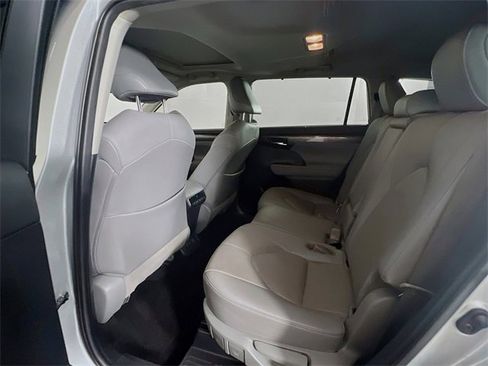 Used 2021 Toyota Highlander Limited image 16