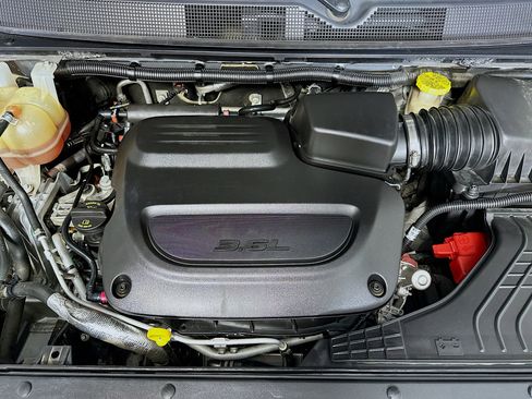 Used 2019 Chrysler Pacifica Touring-L FWD image 35