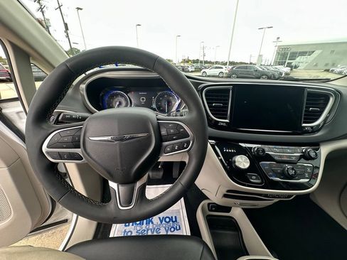 Used 2024 Chrysler Pacifica Touring-L image 10