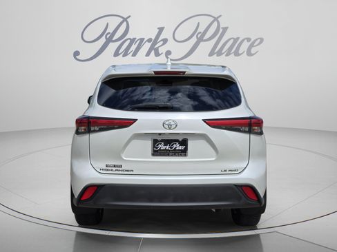 Used 2020 Toyota Highlander LE AWD/4WD image 4