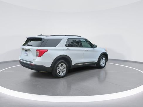 Used 2023 Ford Explorer XLT AWD/4WD image 8
