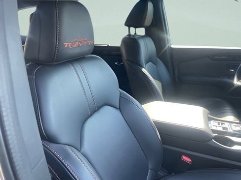 Used 2024 Honda Pilot TrailSport image 8