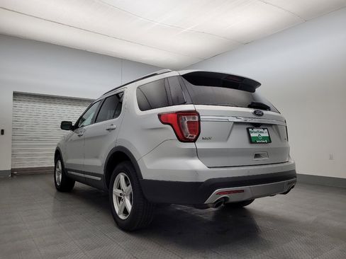 Used 2017 Ford Explorer XLT w/ Equipment Group 202A image 5