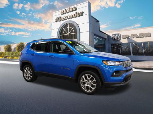 Used 2022 Jeep Compass Latitude w/ Sun and Sound Group AWD/4WD image 1