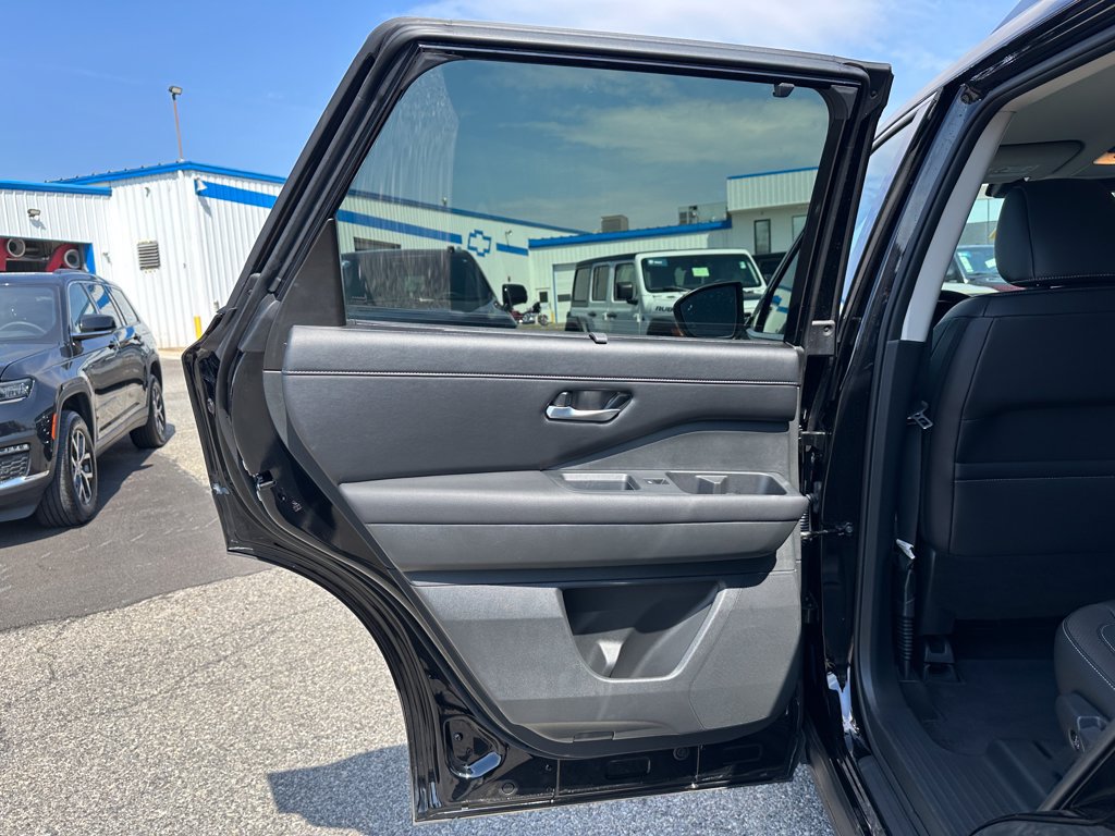 Used 2025 Nissan Pathfinder SL AWD/4WD image 8