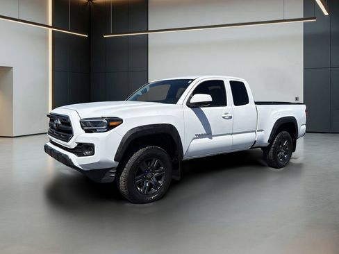 Used 2017 Toyota Tacoma SR5 AWD/4WD image 1