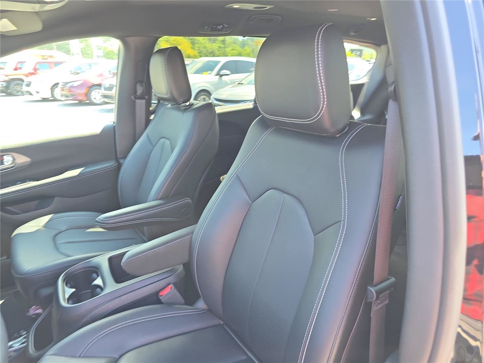 Used 2025 Chrysler Pacifica Select AWD/4WD image 19