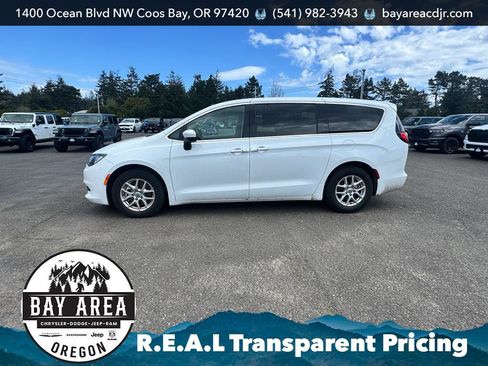 Used 2023 Chrysler Voyager LX image 3