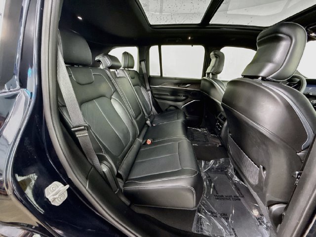 Used 2025 Jeep Grand Cherokee Overland w/ Luxury Tech Group IV AWD/4WD image 28