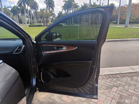 Used 2018 Lincoln MKX Reserve FWD image 34