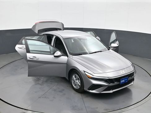 Certified 2024 Hyundai Elantra SE image 29