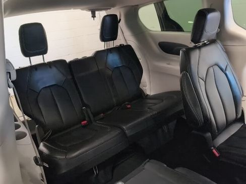 Used 2023 Chrysler Pacifica Touring-L FWD image 32