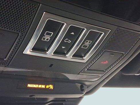 Used 2025 Land Rover Discovery Dynamic SE image 17