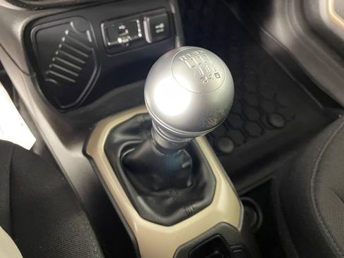 Used 2017 Jeep Renegade Latitude FWD image 9