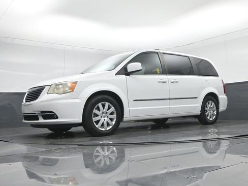 Used 2014 Chrysler Town & Country Touring image 59