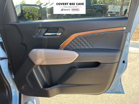 Used 2025 GMC Canyon Denali image 14