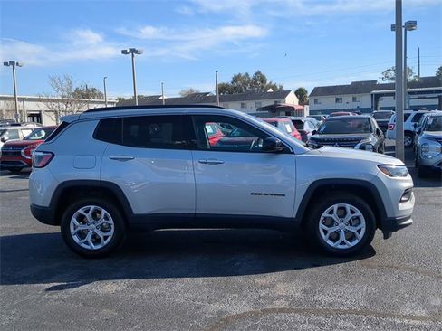 Used 2024 Jeep Compass Latitude image 4