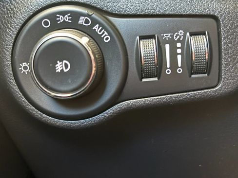 Used 2018 Jeep Compass Latitude w/ Popular Equipment Group FWD image 26