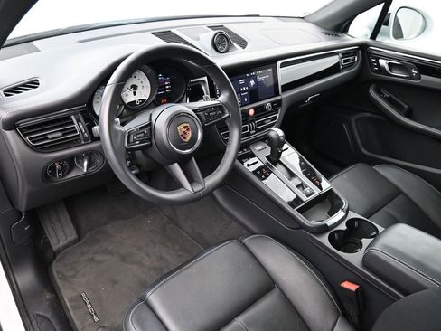 Certified 2025 Porsche Macan AWD/4WD image 4